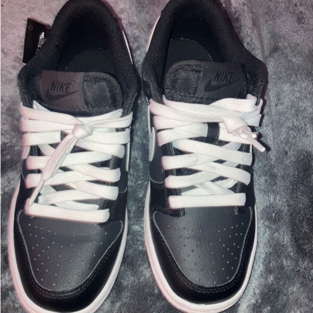 Nike boys Black and White Sneakers - Picture 2 of 2